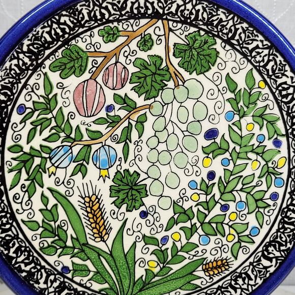 Vtg Hand Painted Israel Ceramic Wall Plate 8.5” Grapes Floral Botanical Blue Rim - Picture 5 of 16